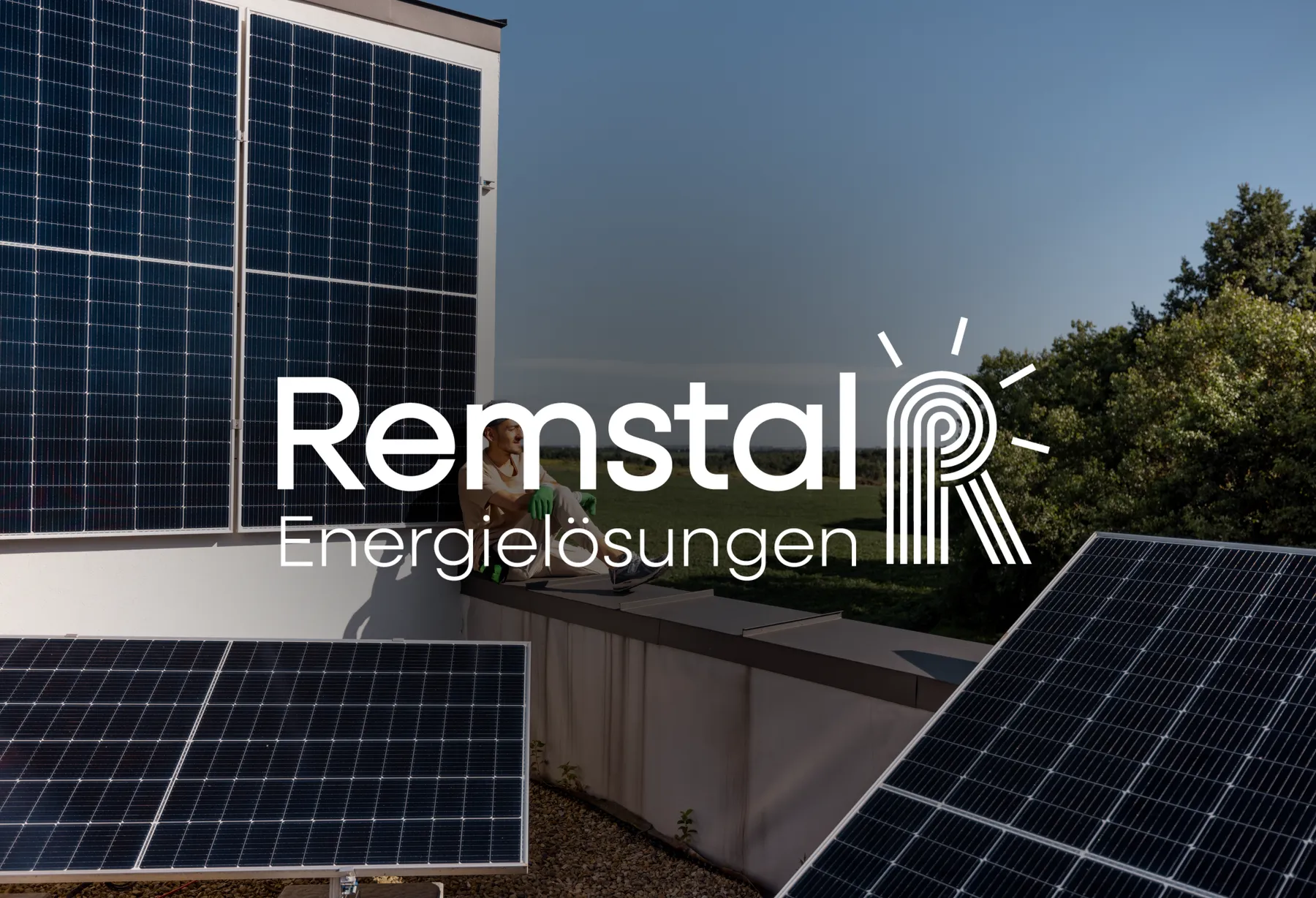 Remstal-Energielösungen-Logo über einem Solaranlagen-Foto